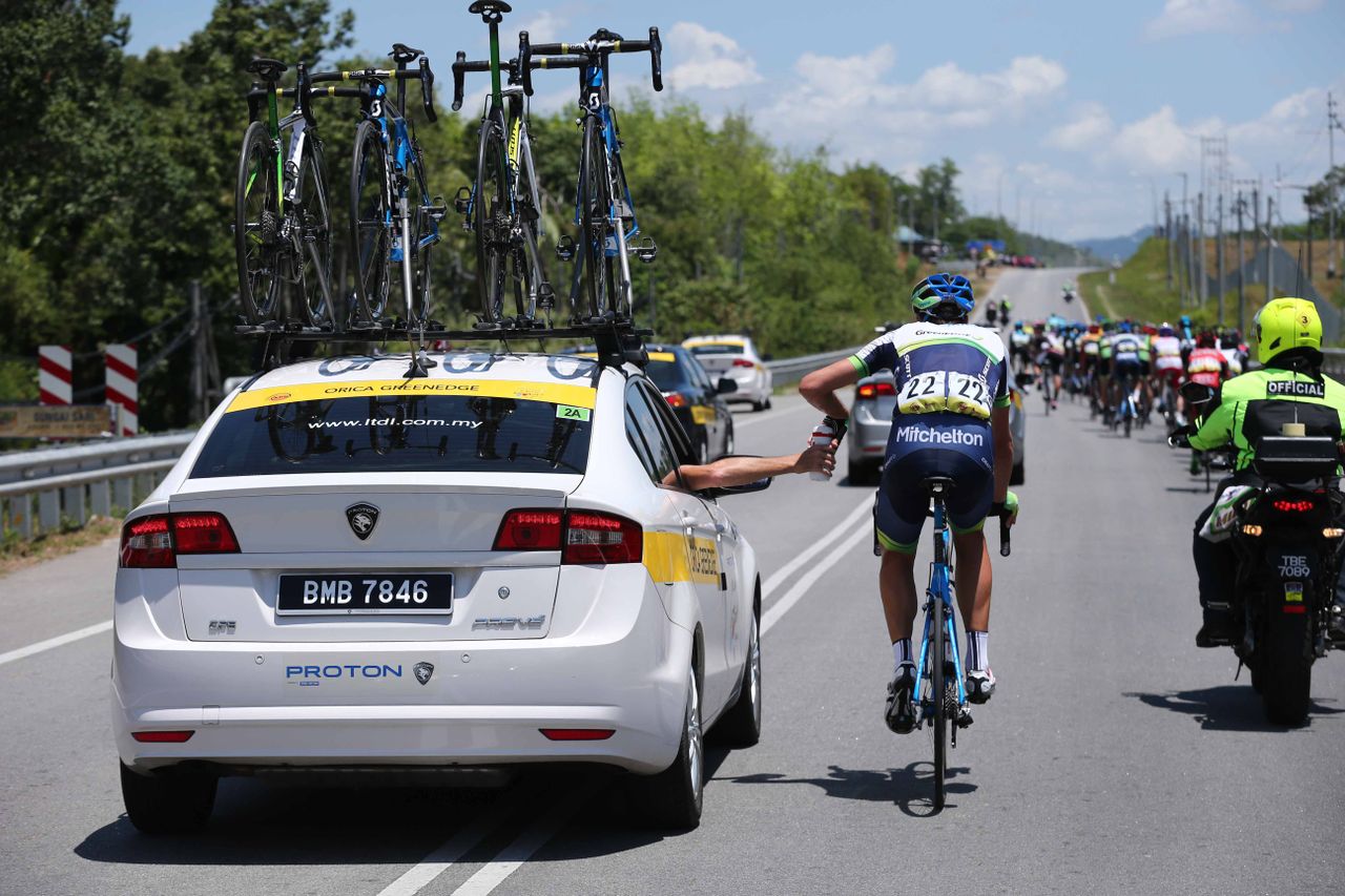 Damien Howson (Orica GreenEdge) on bidon duty