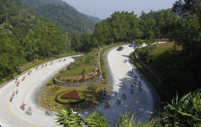 The peloton climb during the Tour of Hainan