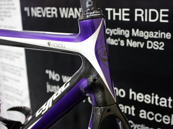 Derailleur housing stops are neatly integrated into the head tube.