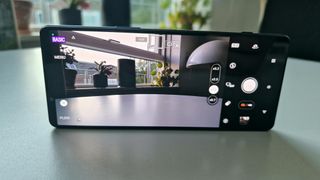 Sony Xperia 1 IV står på et bord med kamera-app'en åben