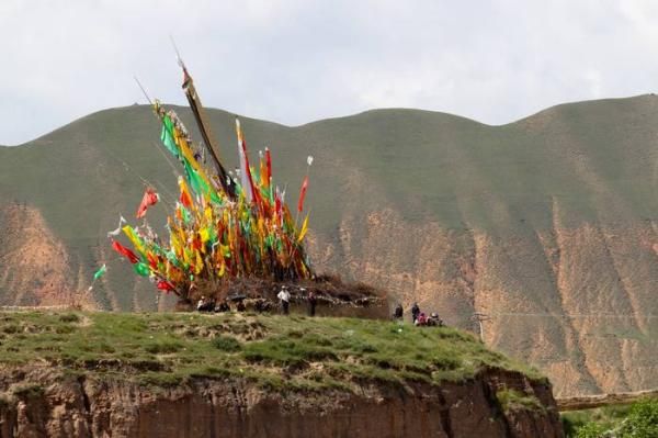 At the start of the climb Tibetan prayer flags became more common.