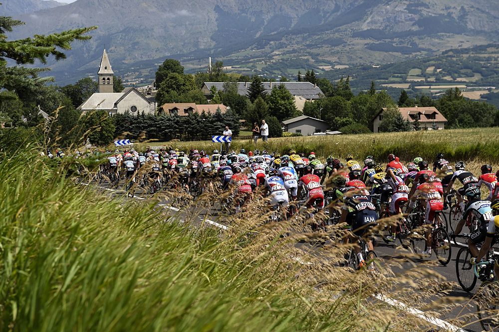 The field racing to the finish line in Saint-Jean-de-Maurienne