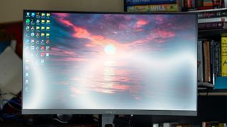 Kraftig bländning från solen på HP Omen 27c-skärmen
