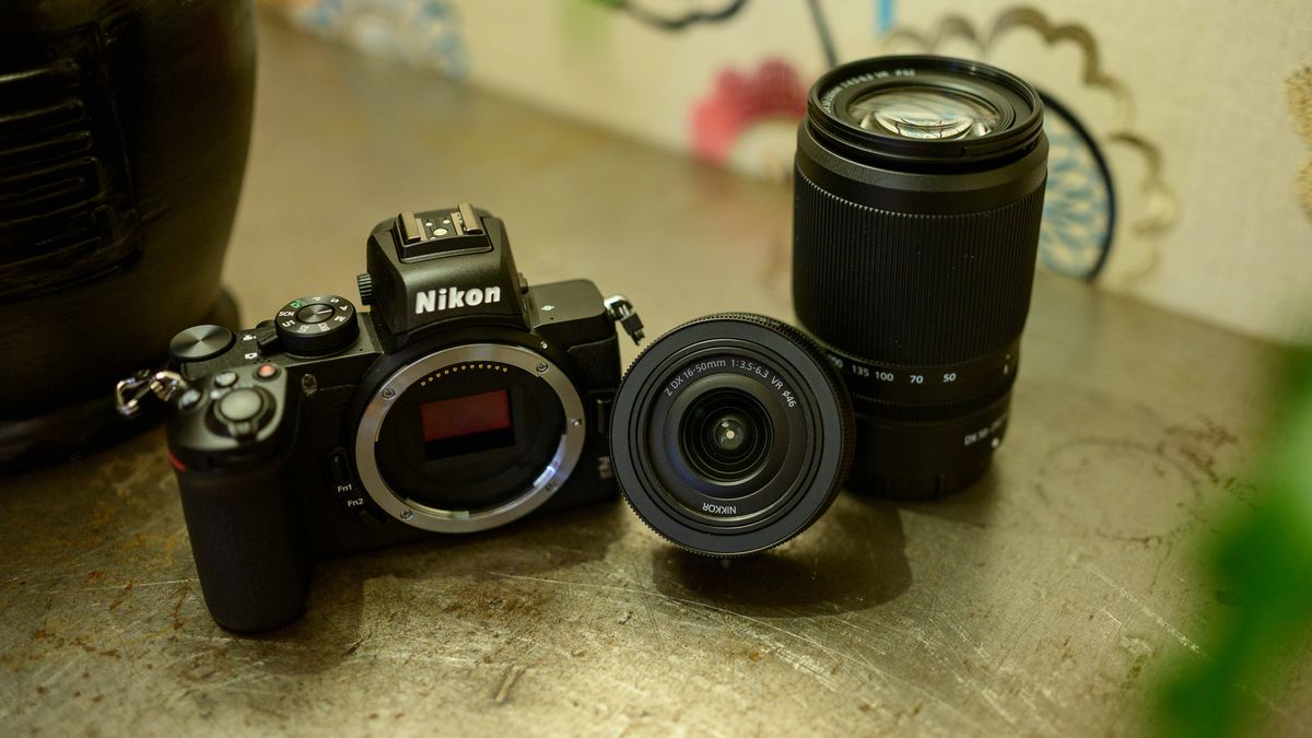 Nikon Z50 Compact Systeemcamera + Nikkor Z DX 16-50 Mm F/3.5-6.3 VR – 20,9 MP, 4K Video, Touchscreen, ISO 100-51200, Lichtgewicht
