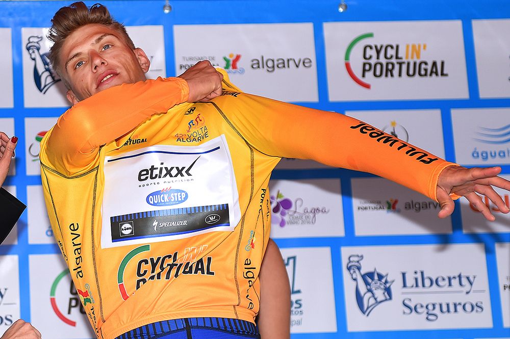 Marcel Kittel pulls on the leader's jersey