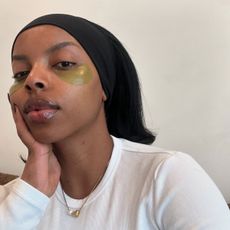 An image of influencer @aysha.sow wearing under-eye patches.