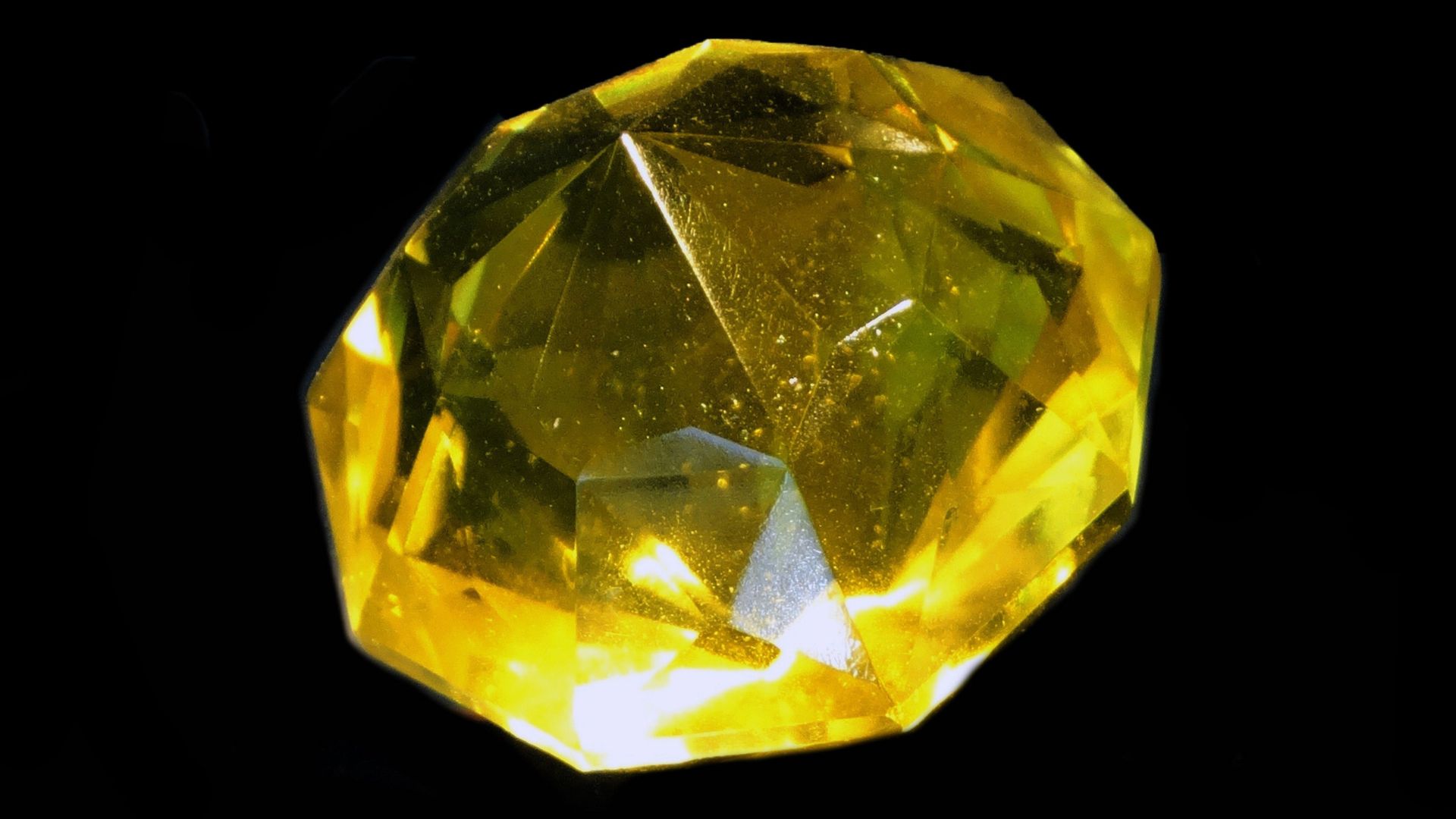A replica of the yellow Florentine Diamond