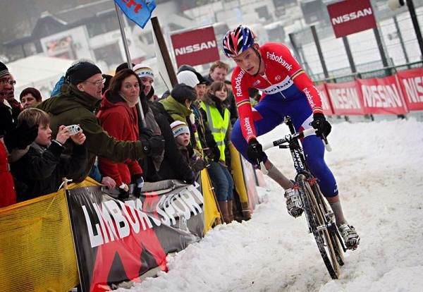 Lars Boom (Rabobank) powers through the snowy parcours.