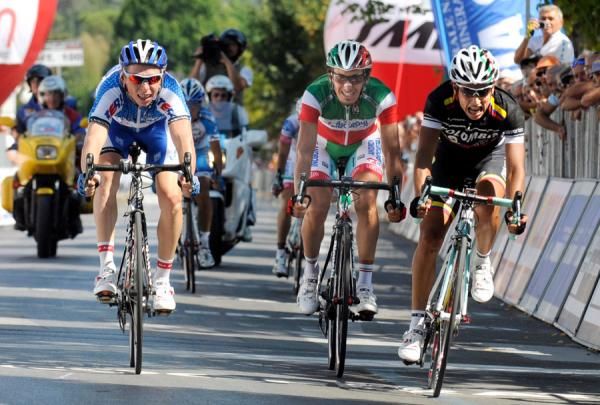 Johan Chaves (Colombia-Coldeportes) wins the sprint at GP Camaiore