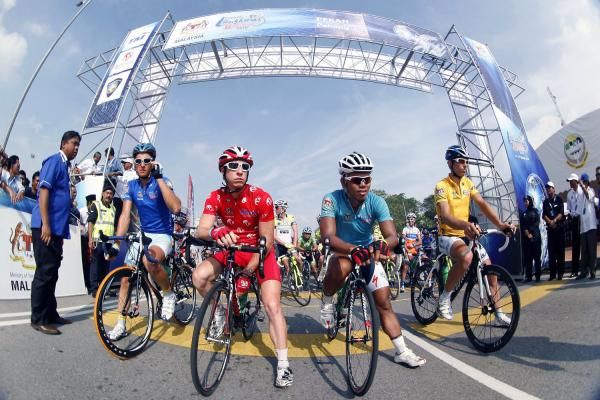 The jersey wearers line up for the start