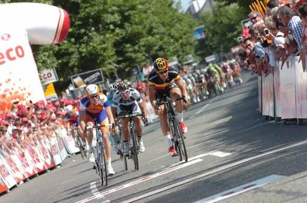 Tom Boonen (Omega Pharma-QuickStep) picks up the bonus seconds.