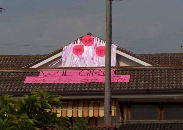 All the locals get into the Giro spirit.