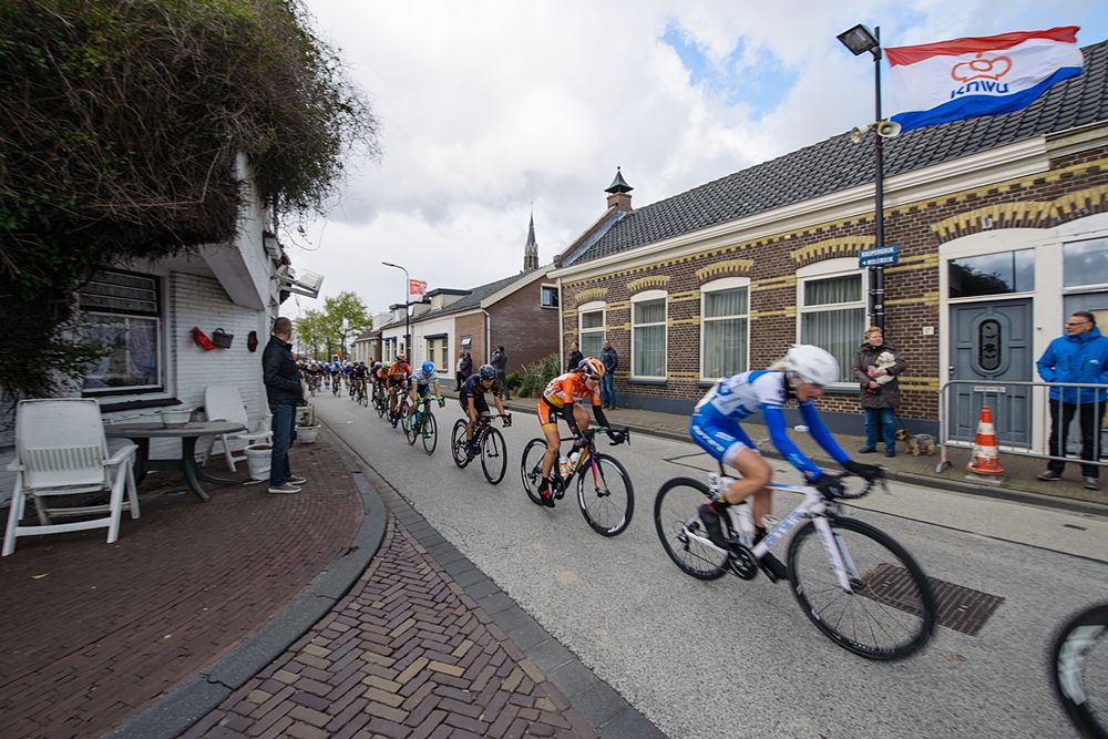 Peloton speed through 's-Heerenhoek with a strong tailwind in the finish straight at Omloop van Borsele 2016