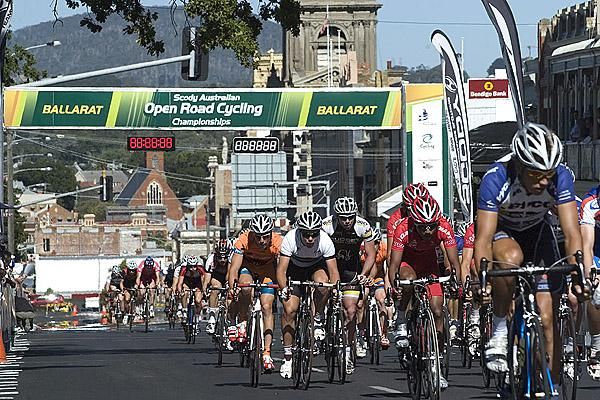 The peloton in the men's Under 23 criterium race head up Sturt Street in Ballarat.