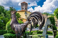 Black rooster sculpture in Gaiole.