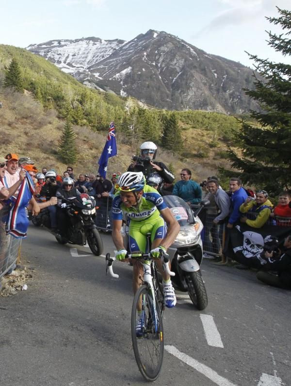 Ivan Basso (Liquigas-Doimo) takes corner on the Zoncolan