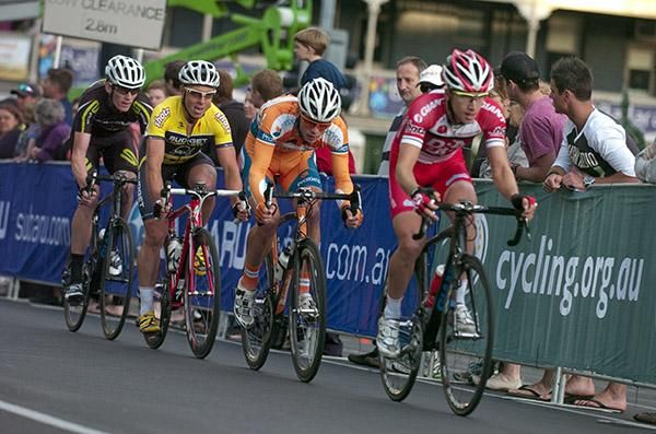 Adam Semple leads Patrick Shaw, Michael Cupitt and Zak Dempster during the breakaway attempt.