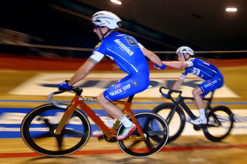 Elia Viviani slings Iljo Keisse into the action