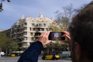 Thomas Heatherwick photographing an Antoni Gaudi work