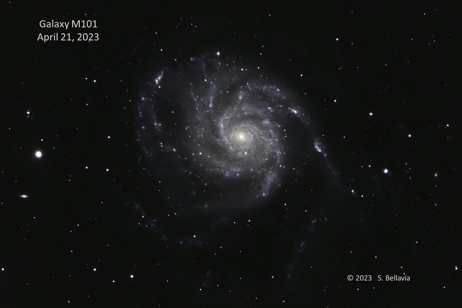 Animación que muestra una estrella brillante apareciendo en una galaxia espiral.