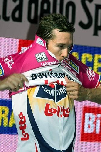 Robbie McEwen (Davitamon-Lotto) pulls on the purple points jersey