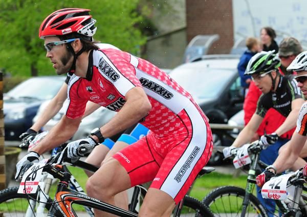 Geoff Kabush (Team Maxxis-Rocky Mountain) had a strong start as usual.