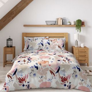 Light bedding with pink watercolour pattern