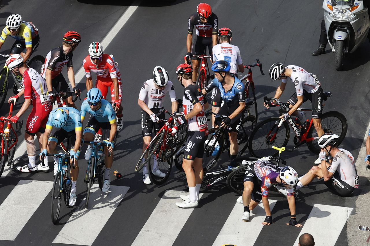Giro d'Italia 2020 - 103th Edition - 7th stage Matera - Brindisi 143&Acirc;&nbsp;km - 09/10/2020 - Crash - photo Luca Bettini/BettiniPhoto&Acirc;&copy;2020