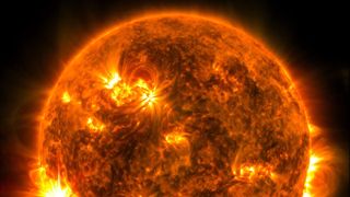 Une photo de la NASA montrant le soleil en train d'émettre une éruption solaire