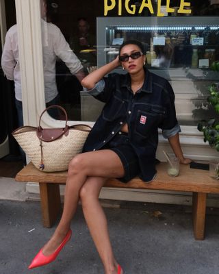 French girl summer wardrobe: @lenafarl carries a basket bag