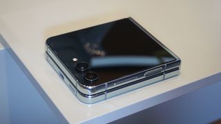 Samsung Galaxy Z Flip 5 geschlossen, auf einem Tisch liegend