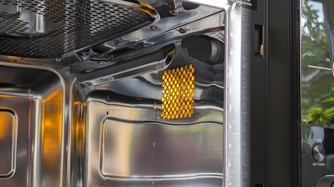 Light inside Ninja Crispi Microwave