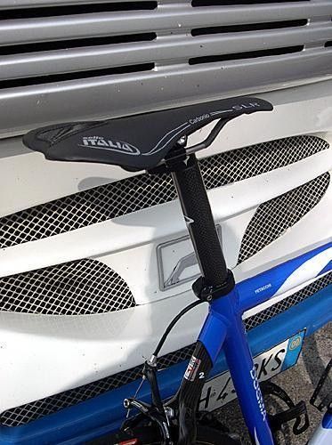 Super sprinter "Jet" Petacchi is showing a lot of seatpost, topped by the new Selle Italia SLR Carbonio saddle.