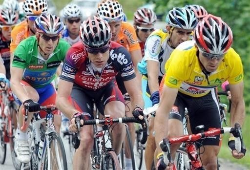 Cadel Evans (Silence-Lotto) keeps an eye on race leader Alejandro Valverde (Caisse d'Epargne).