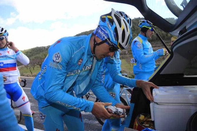 The team stock up on food before the training ride