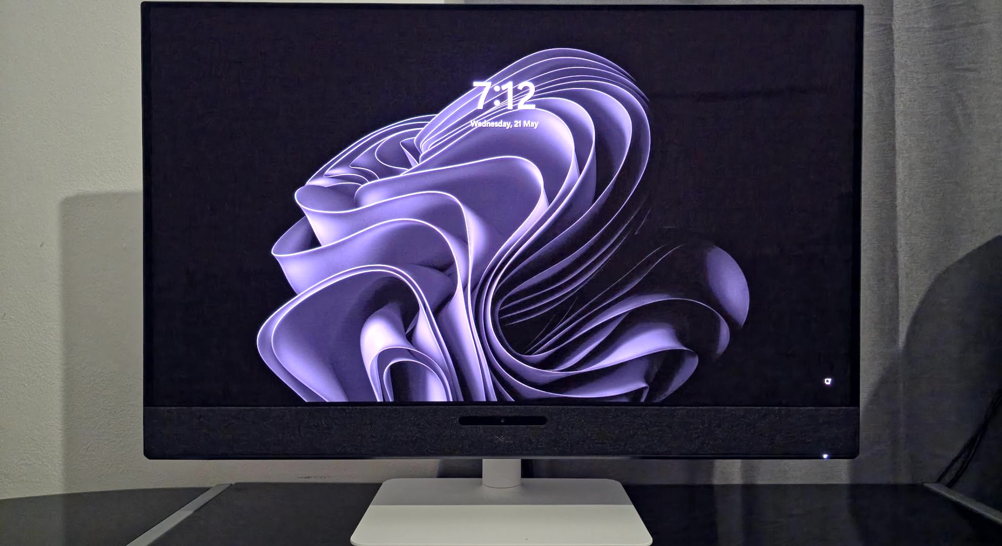 The Dell S3225QC monitor switched on