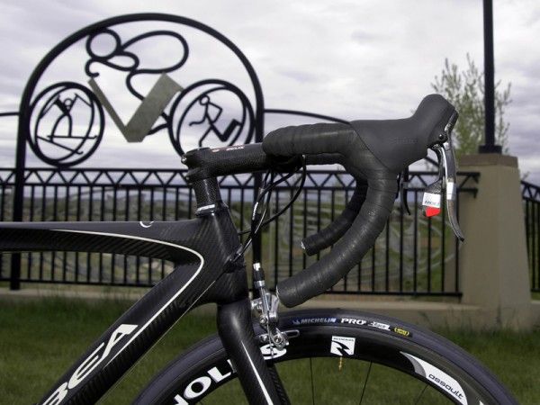 We couldn't come to terms with the Zeus Cat II handlebar no matter how we rotated it or positioned the levers.