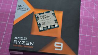 Eine AMD Ryzen 9 7950X3D auf ihrer Verkaufsverpackung