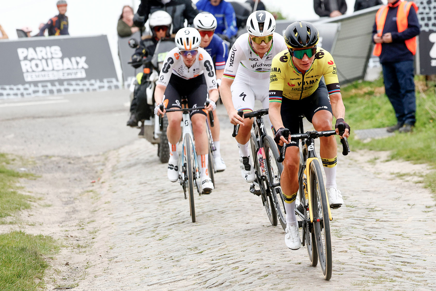 Marianne Vos leads the winning break at Paris-Roubaix Femmes