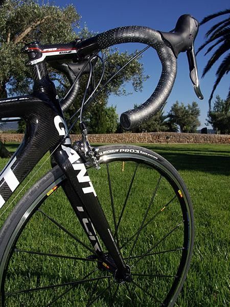The matching fork's stout legs and 1 1/4" steerer tube base