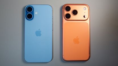 Apple iPhone 17 in Mist Blue