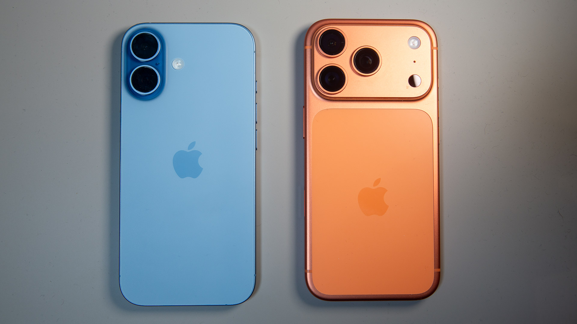 Apple iPhone 17 in Mist Blue