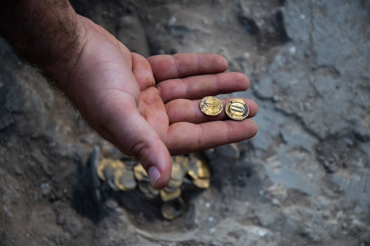 There were 425 gold coins in total.