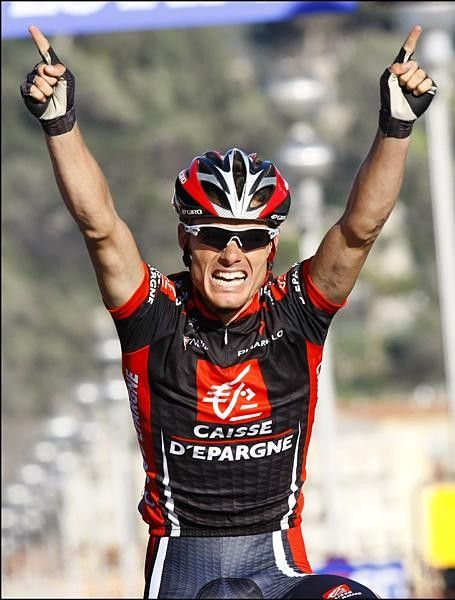 Luis Le&oacute;n S&aacute;nchez (Caisse d'Epargne) rode like a madman on the descent into Nice.