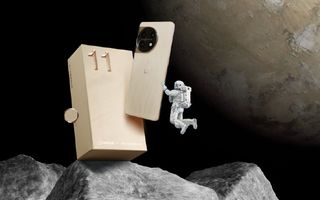 Le OnePlus 11 Jupiter Rock Edition présente son design et sa boîte dorés, tandis qu'un astronaute flotte en arrière-plan pour faire passer la blague de Jupiter, un peu comme le mème de l'astronaute.