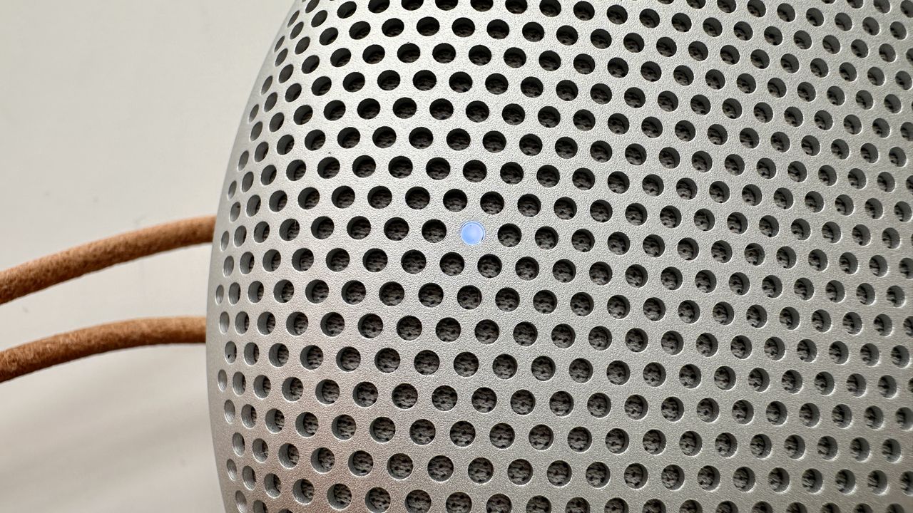 Bang &amp; Olufsen Beosound A1 3rd Generation in silver, on gray table