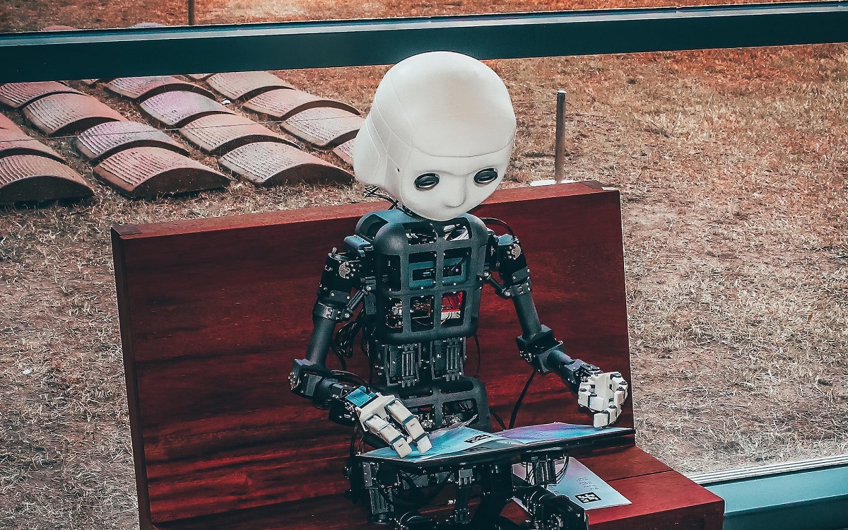 Robot sur un banc
