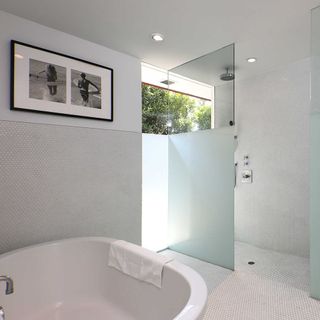 Bathroom with bath tub and white wall