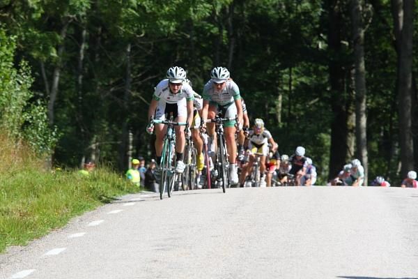 Lauren Kitchen (Australia) leads the bunch on the road to Tanga Hed