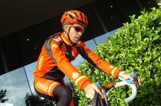 Alberto Contador rolls out in his Spanish colors